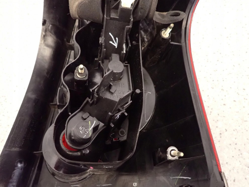 TOYOTA AVENSIS T25 KOMBI 03-05 LAMPA TYLNA LEWA 6/8