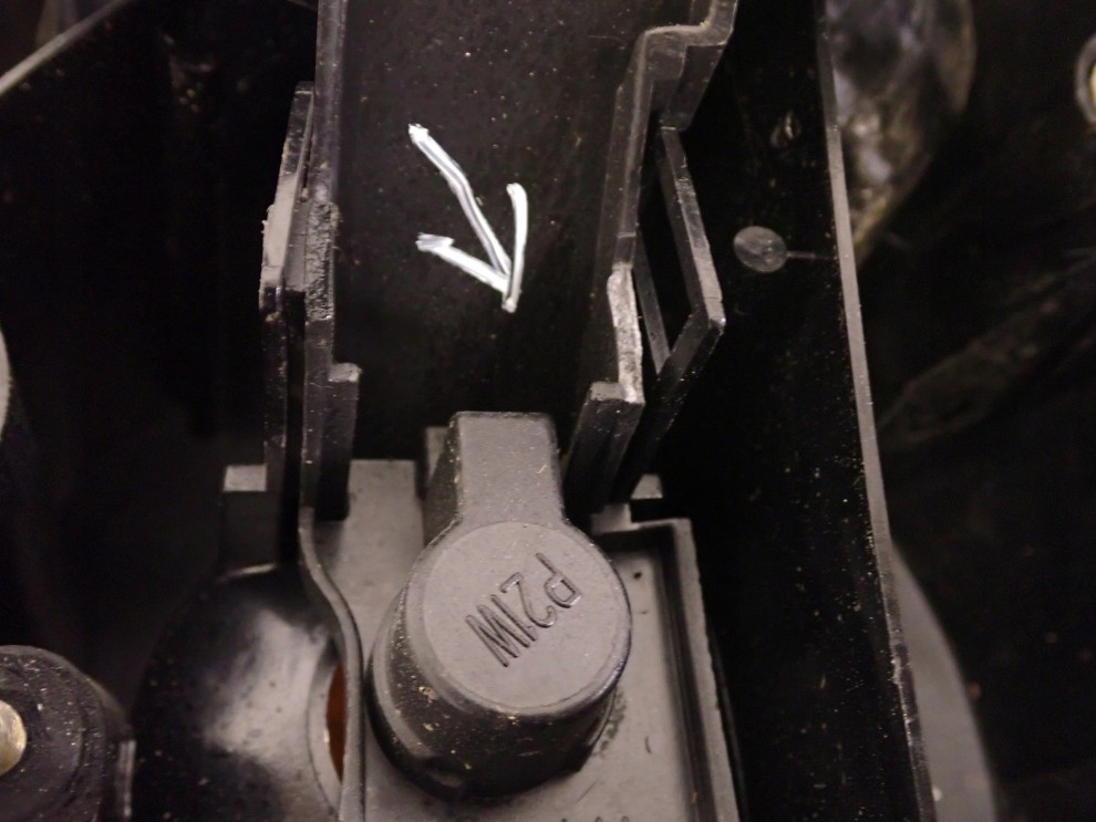 TOYOTA AVENSIS T25 KOMBI 03-05 LAMPA TYLNA LEWA 7/8