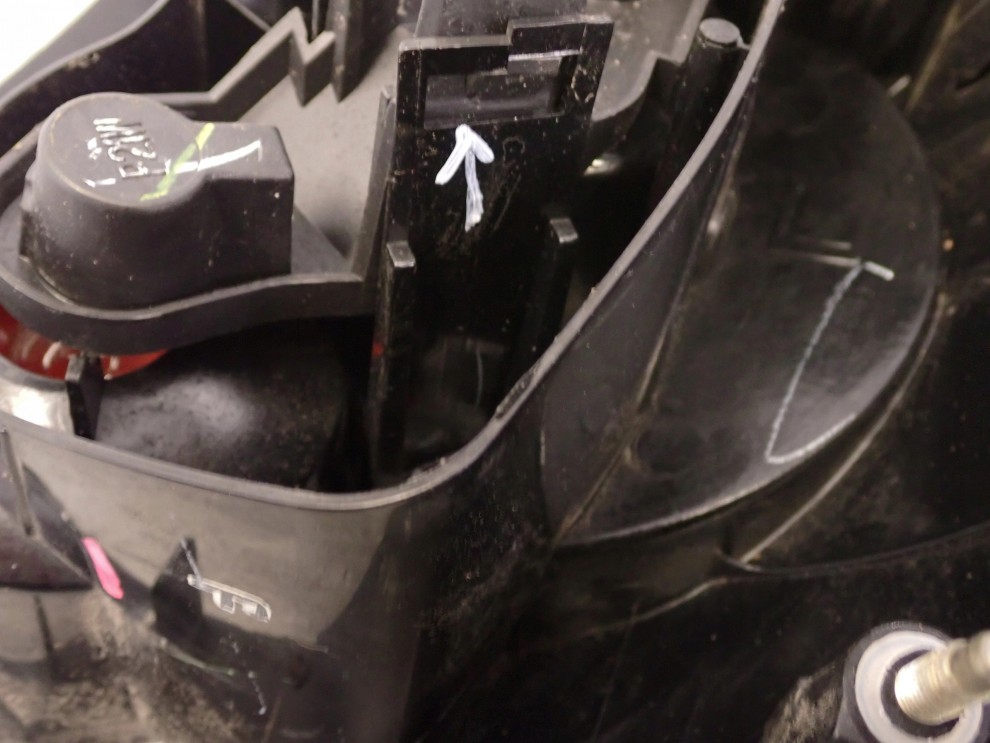 TOYOTA AVENSIS T25 KOMBI 03-05 LAMPA TYLNA LEWA 8/8