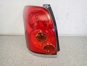 TOYOTA AVENSIS T25 KOMBI 03-05 LAMPA TYLNA LEWA 1/8 MINIATURA