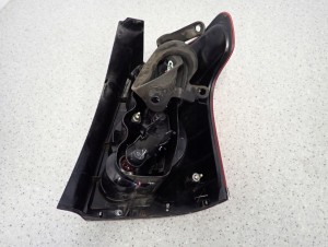 TOYOTA AVENSIS T25 KOMBI 03-05 LAMPA TYLNA LEWA 5/8 MINIATURA