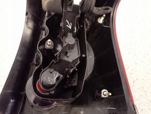 TOYOTA AVENSIS T25 KOMBI 03-05 LAMPA TYLNA LEWA 6/8 MINIATURA