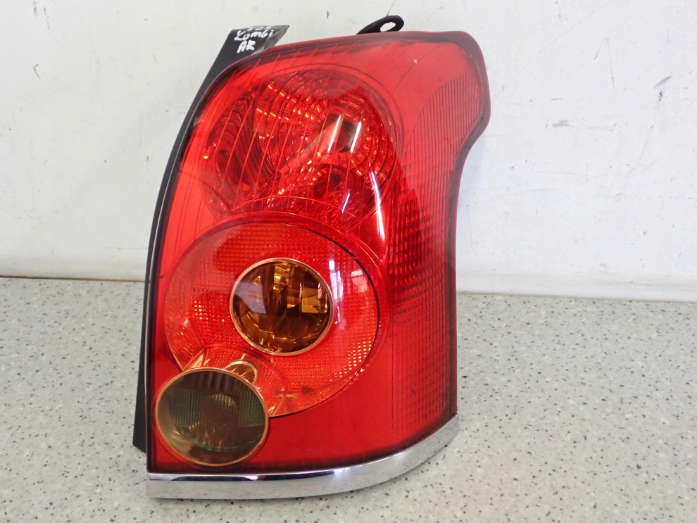 TOYOTA AVENSIS T25 KOMBI 03-05 LAMPA TYLNA PRAWA 1/9