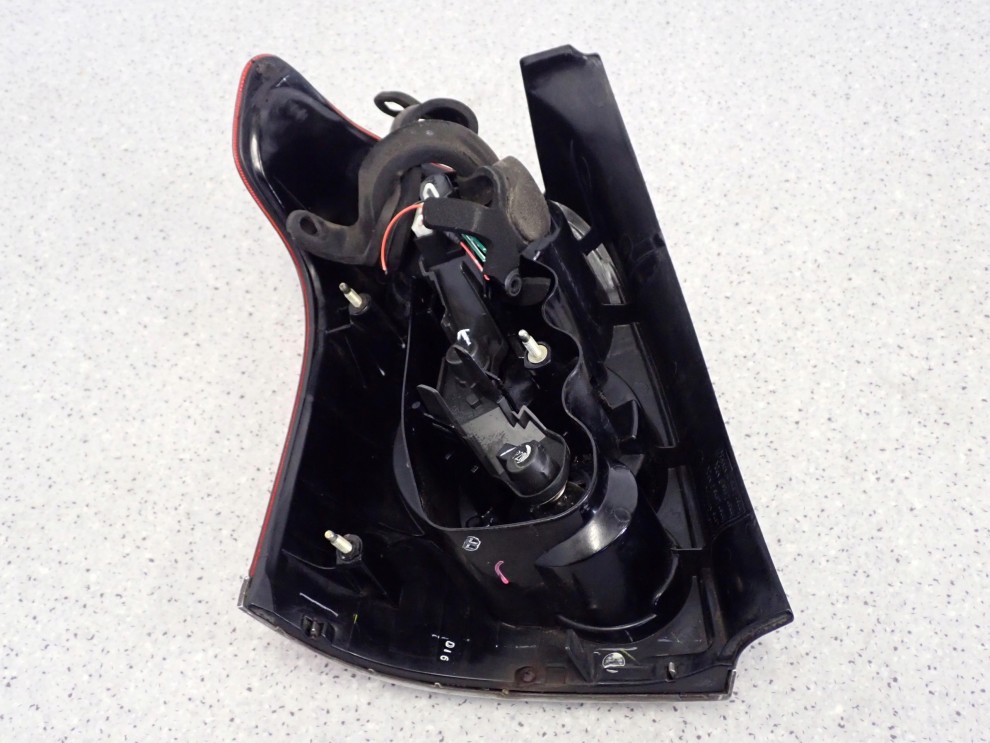 TOYOTA AVENSIS T25 KOMBI 03-05 LAMPA TYLNA PRAWA 4/9