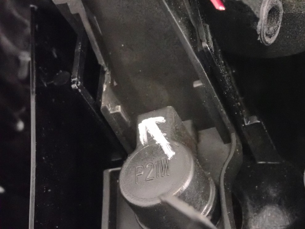 TOYOTA AVENSIS T25 KOMBI 03-05 LAMPA TYLNA PRAWA 6/9