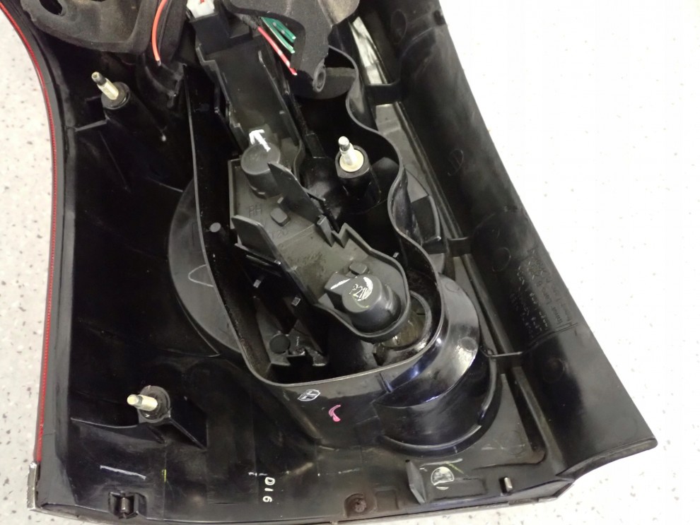 TOYOTA AVENSIS T25 KOMBI 03-05 LAMPA TYLNA PRAWA 7/9