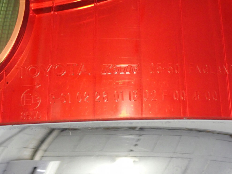 TOYOTA AVENSIS T25 KOMBI 03-05 LAMPA TYLNA PRAWA 8/9