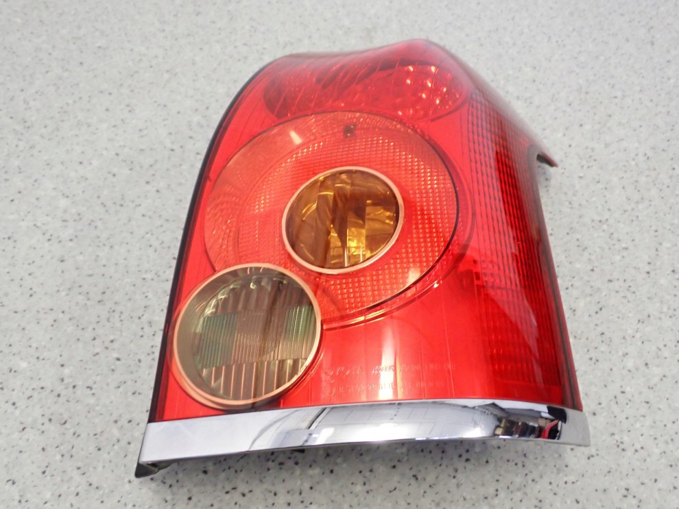 TOYOTA AVENSIS T25 KOMBI 03-05 LAMPA TYLNA PRAWA 9/9