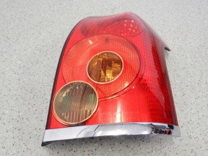 TOYOTA AVENSIS T25 KOMBI 03-05 LAMPA TYLNA PRAWA 9/9 MINIATURA
