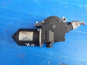 TOYOTA AVENSIS T25 03- SILNICZEK WYCIERACZEK PRZÓD EU 3/6 MINIATURA