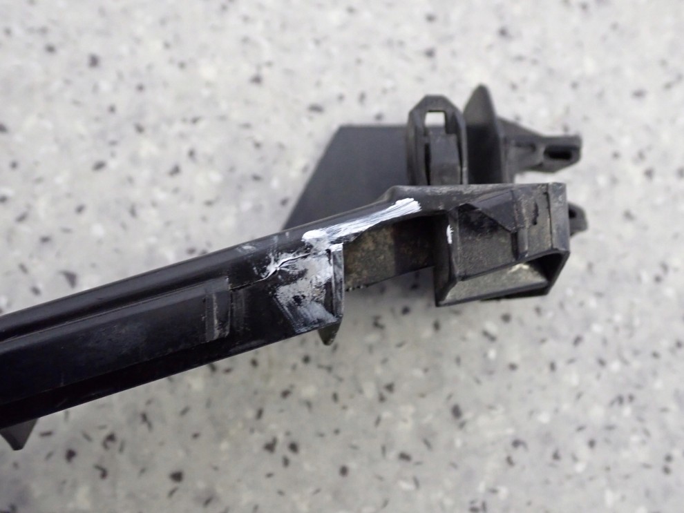 TOYOTA AVENSIS T25 02- ŚLIZG ZDERZAKA PRZEDNI PRAWY 3/6