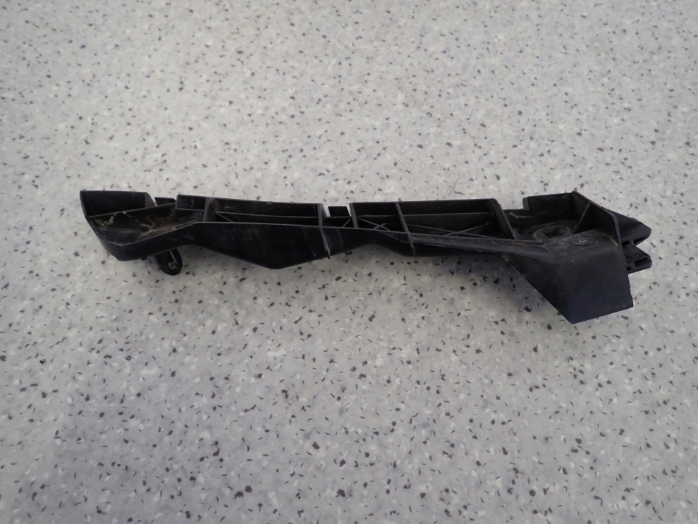 TOYOTA AVENSIS T25 02- ŚLIZG ZDERZAKA PRZEDNI PRAWY 4/6