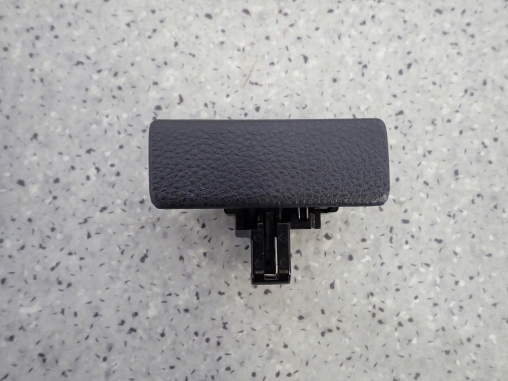 SUZUKI SWIFT MK7 10- ZAMEK SCHOWKA PASAŻERA W KABINIE 1/3