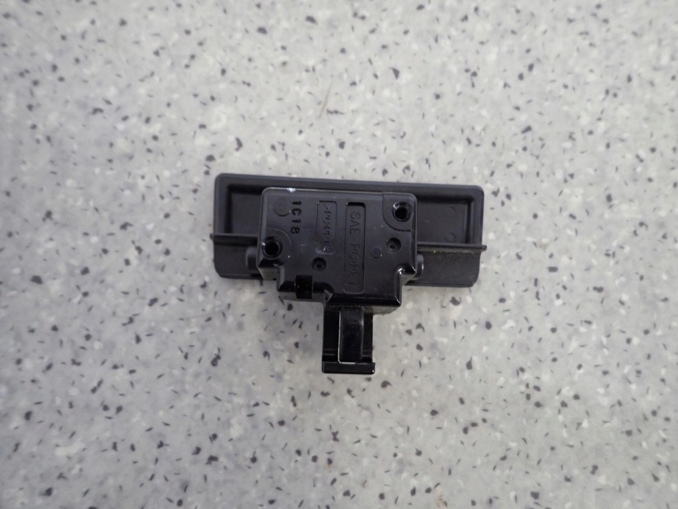 SUZUKI SWIFT MK7 10- ZAMEK SCHOWKA PASAŻERA W KABINIE 2/3