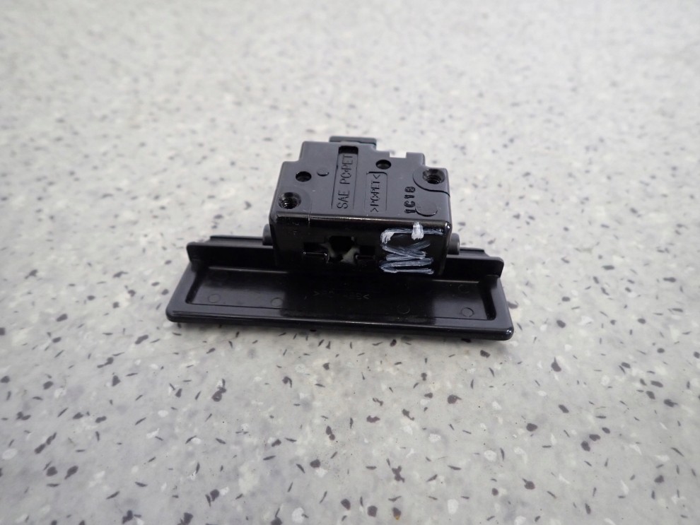 SUZUKI SWIFT MK7 10- ZAMEK SCHOWKA PASAŻERA W KABINIE 3/3