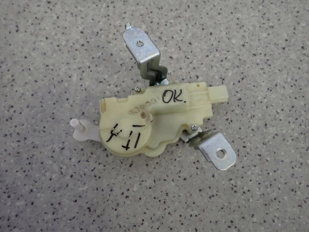 TOYOTA YARIS II 06-11 SIŁOWNIK ZAMKA KLAPY TYLNEJ TYŁ 1/3