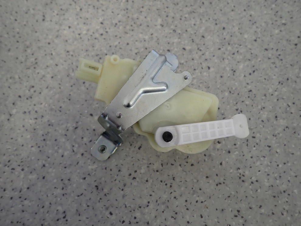 TOYOTA YARIS II 06-11 SIŁOWNIK ZAMKA KLAPY TYLNEJ TYŁ 2/3