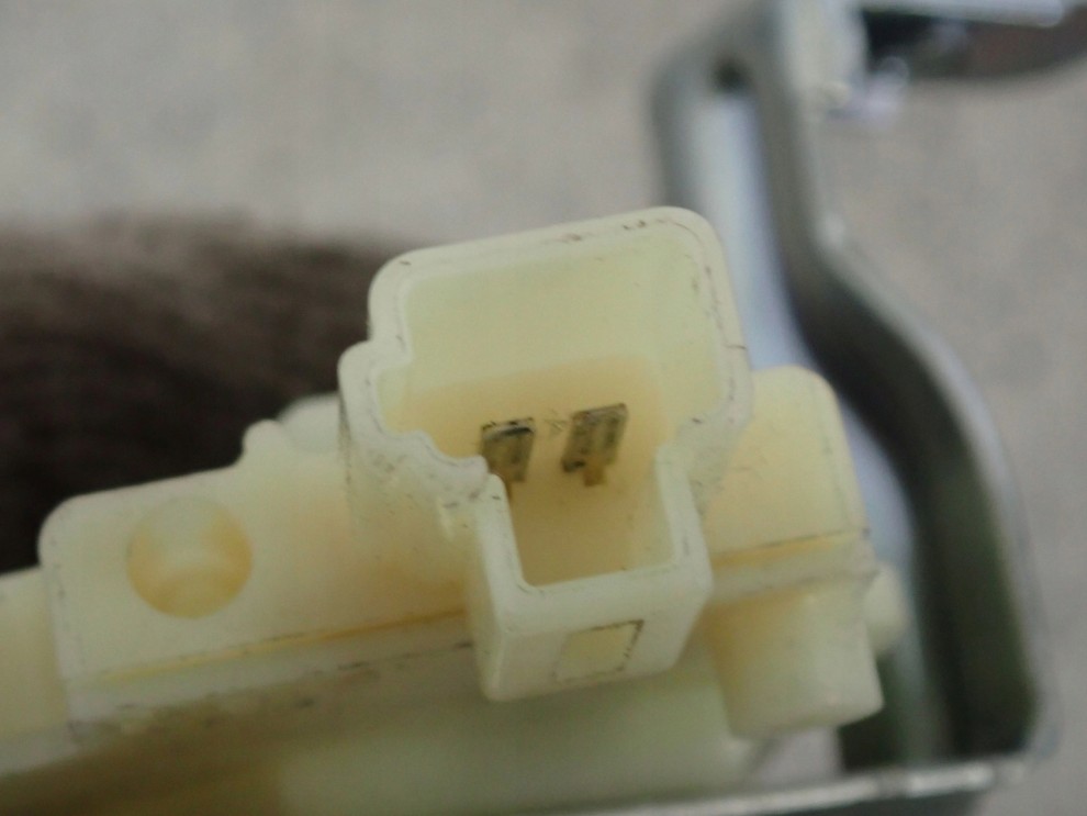 TOYOTA YARIS II 06-11 SIŁOWNIK ZAMKA KLAPY TYLNEJ TYŁ 3/3