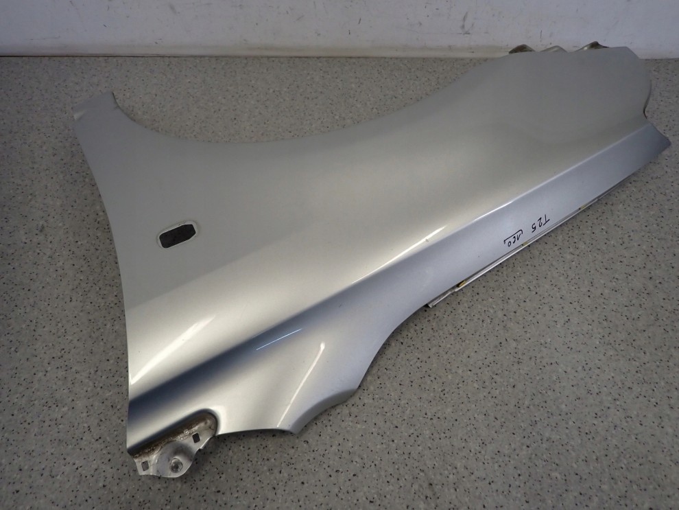 TOYOTA AVENSIS T25 03- BŁOTNIK PRZEDNI LEWY 1C0 9/10