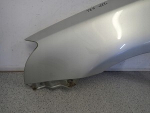 TOYOTA AVENSIS T25 03- BŁOTNIK PRZEDNI LEWY 1C0 4/10 MINIATURA