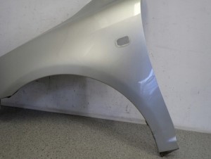 TOYOTA AVENSIS T25 03- BŁOTNIK PRZEDNI LEWY 1C0 6/10 MINIATURA