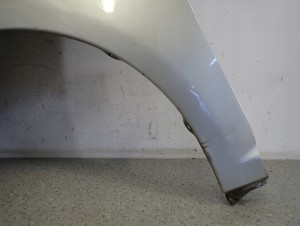 TOYOTA AVENSIS T25 03- BŁOTNIK PRZEDNI LEWY 1C0 7/10 MINIATURA