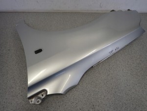 TOYOTA AVENSIS T25 03- BŁOTNIK PRZEDNI LEWY 1C0 9/10 MINIATURA