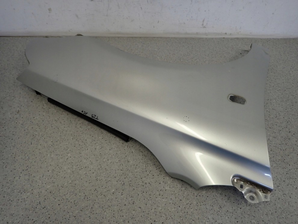 TOYOTA AVENSIS T25 03- BŁOTNIK PRZEDNI PRAWY 1C0 8/13