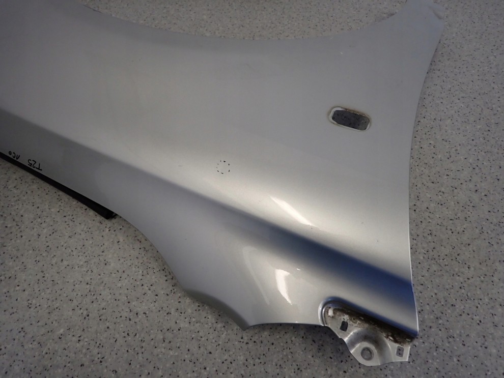 TOYOTA AVENSIS T25 03- BŁOTNIK PRZEDNI PRAWY 1C0 9/13