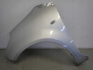 SUZUKI SPLASH 08-14 BŁOTNIK PRZEDNI LEWY ZCC