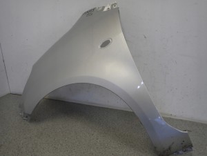 SUZUKI SPLASH 08-14 BŁOTNIK PRZEDNI LEWY ZCC 6/10 MINIATURA