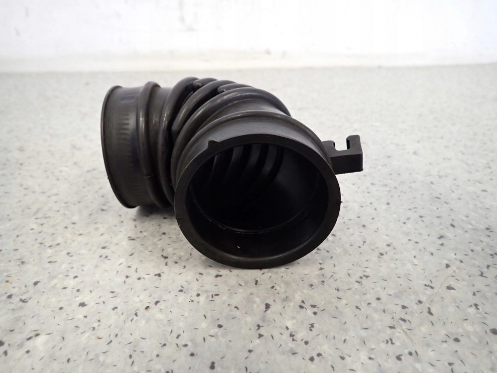 SUZUKI SX4 1.6 BENZ 06-12 RURA PRZEWÓD POWIETRZA KOLANKO 3/5