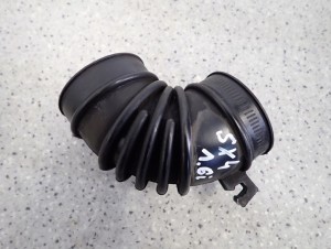 SUZUKI SX4 1.6 BENZ 06-12 RURA PRZEWÓD POWIETRZA KOLANKO 2/5 MINIATURA