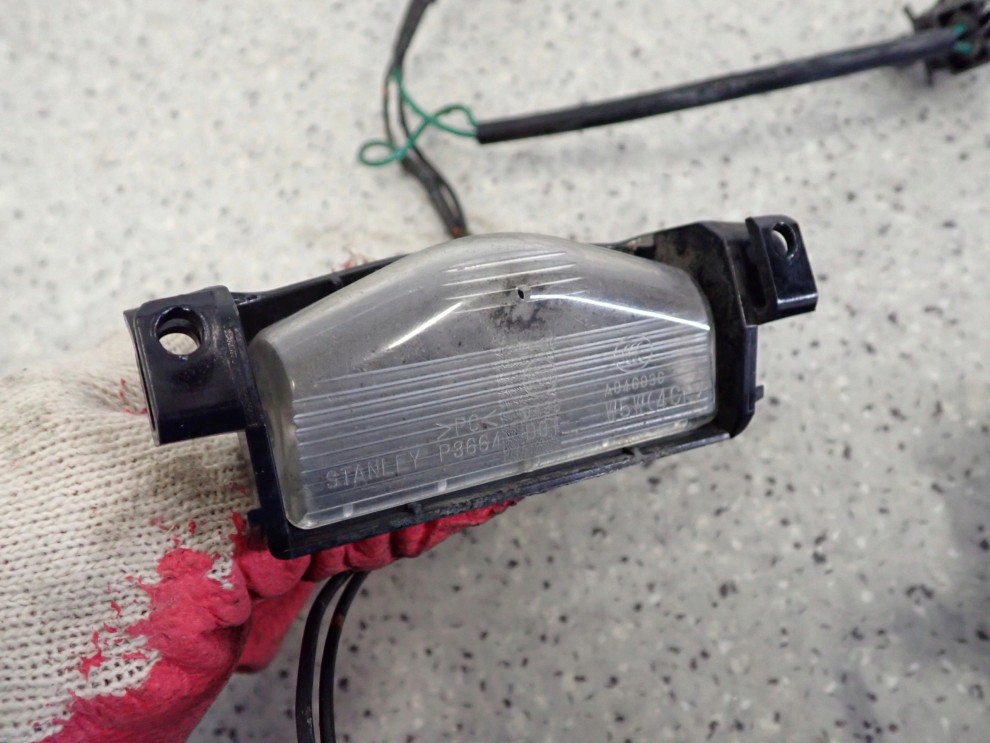 MAZDA2 MAZDA 2 08- DE LAMPKI OŚWIETLENIA TABLICY REJESTRACYJNEJ 3/4