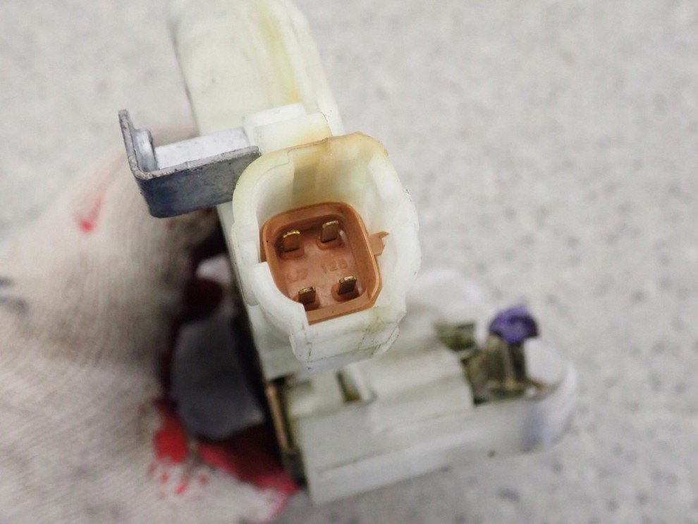 NISSAN XTRAIL T30 01-06 ZAMEK PRZEDNI LEWY 4/5