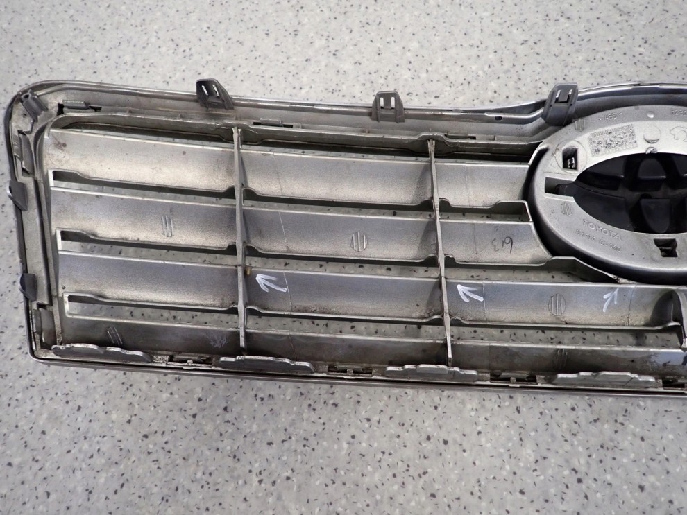 TOYOTA AVENSIS T25 03 - 05 ATRAPA KRATA WLOTU POWIETRZA 1C0 8/11