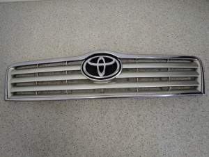 TOYOTA AVENSIS T25 03 - 05 ATRAPA KRATA WLOTU POWIETRZA 1C0 2/11 MINIATURA