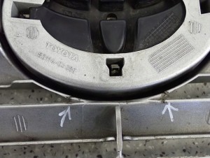 TOYOTA AVENSIS T25 03 - 05 ATRAPA KRATA WLOTU POWIETRZA 1C0 10/11 MINIATURA