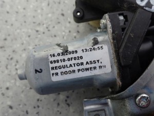 TOYOTA VERSO 09-13 PODNOŚNIK MECHANIZM SZYBY PRZEDNI PRAWY 3/5 MINIATURA