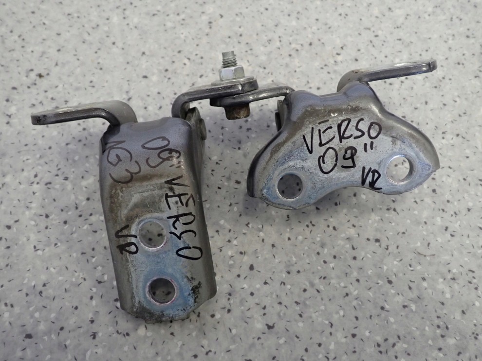 TOYOTA VERSO 09-13 ZAWIASY DRZWI PRZEDNIE PRAWE 1/2