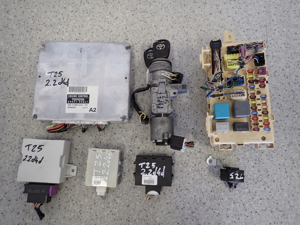 AVENSIS T25 2.2 D4D 05- ZESTAW STARTOWY KOMPUTER STACYJKA 1/5