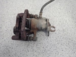 MITSUBISHI COLT CZ3 04-12 ZACISK HAMULCOWY TYLNY PRAWY 4/5 MINIATURA