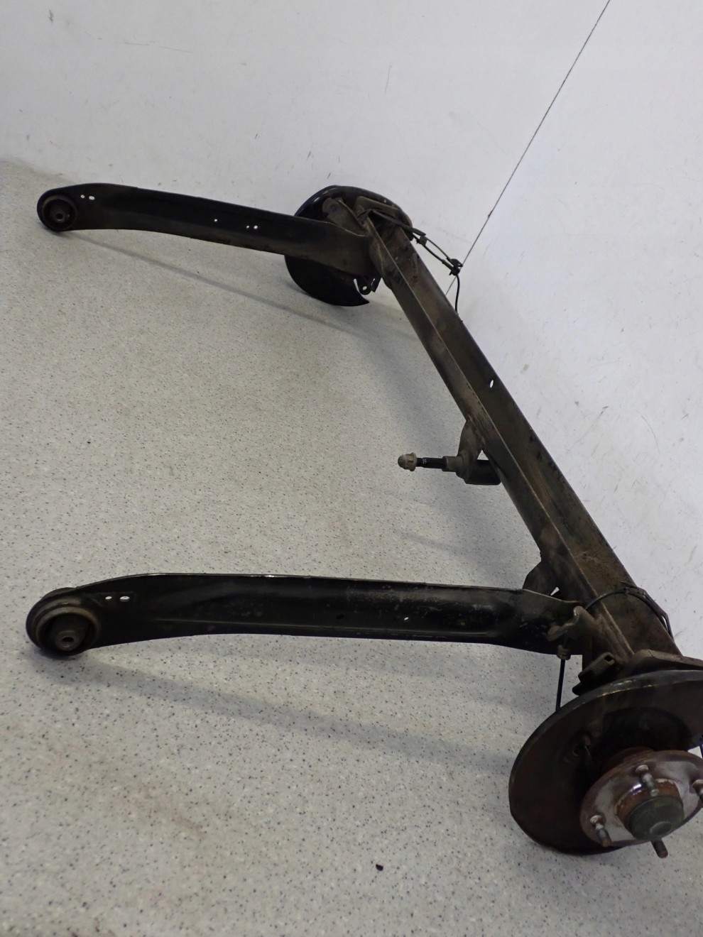 NISSAN ALMERA N16 00-06 BELKA ZAWIESZENIA TYŁ 7/8