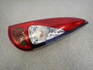 TOYOTA YARIS VERSO 03-05 LAMPA TYLNA PRAWA EUROPA 4/7 MINIATURA