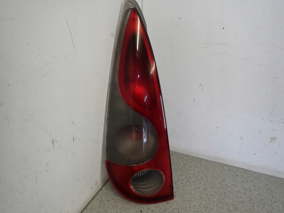 TOYOTA YARIS VERSO 00 - 02 LAMPA LEWA TYŁ EUROPA 1/4