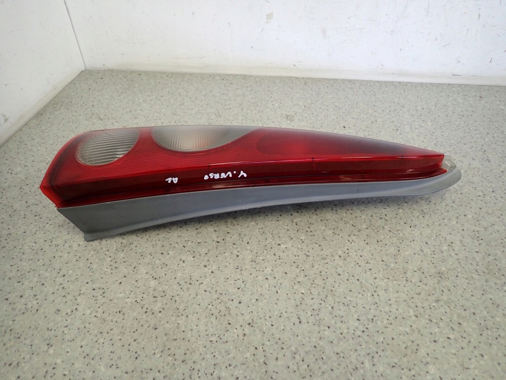 TOYOTA YARIS VERSO 00 - 02 LAMPA LEWA TYŁ EUROPA 2/4