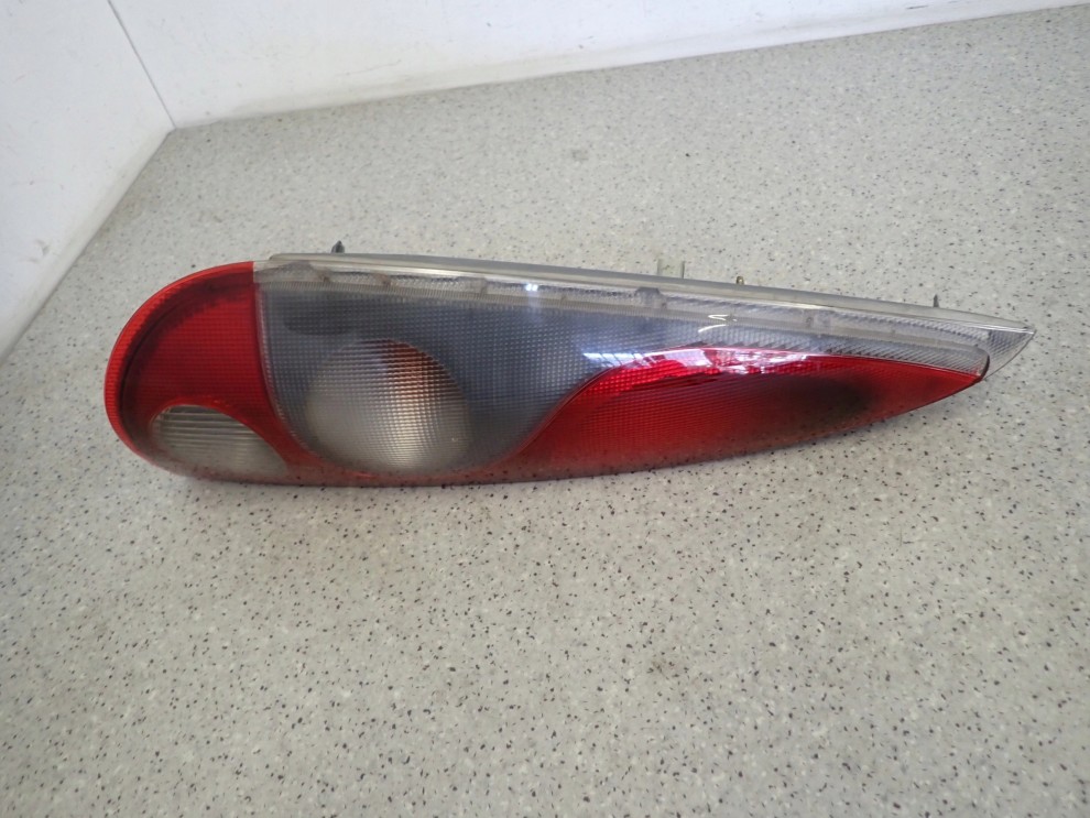 TOYOTA YARIS VERSO 00 - 02 LAMPA LEWA TYŁ EUROPA 3/4