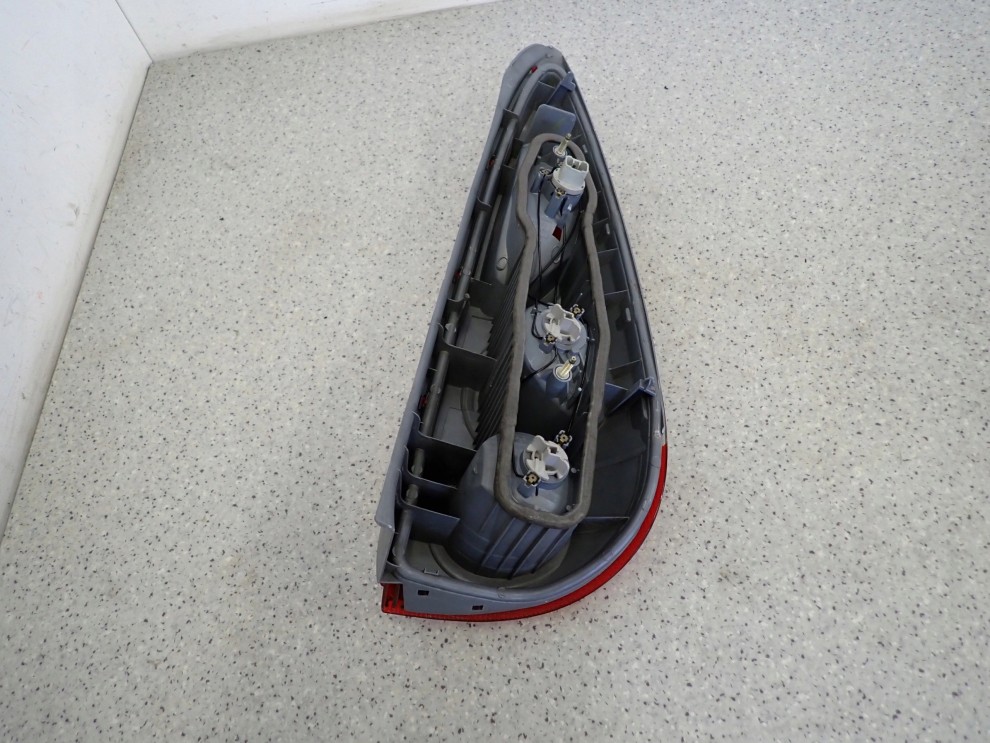 TOYOTA YARIS VERSO 00 - 02 LAMPA LEWA TYŁ EUROPA 4/4