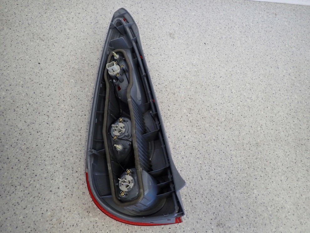 TOYOTA YARIS VERSO 00 - 02 LAMPA PRAWA TYŁ EUROPA 3/4