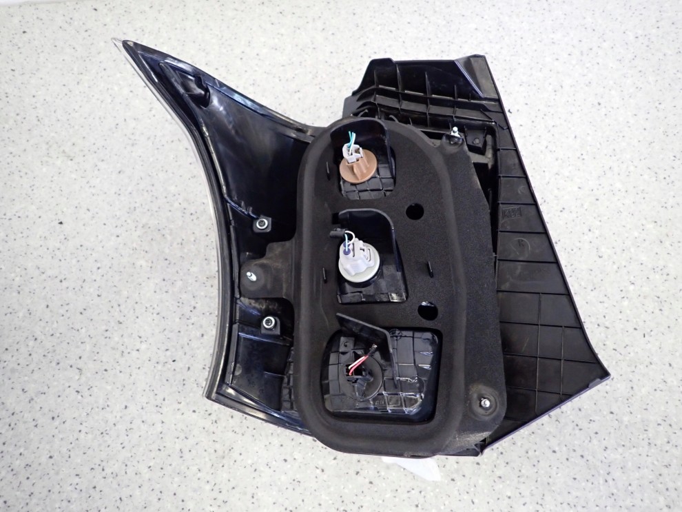 TOYOTA IQ 08-12 LAMPA TYLNA PRAWA TYŁ 5/5